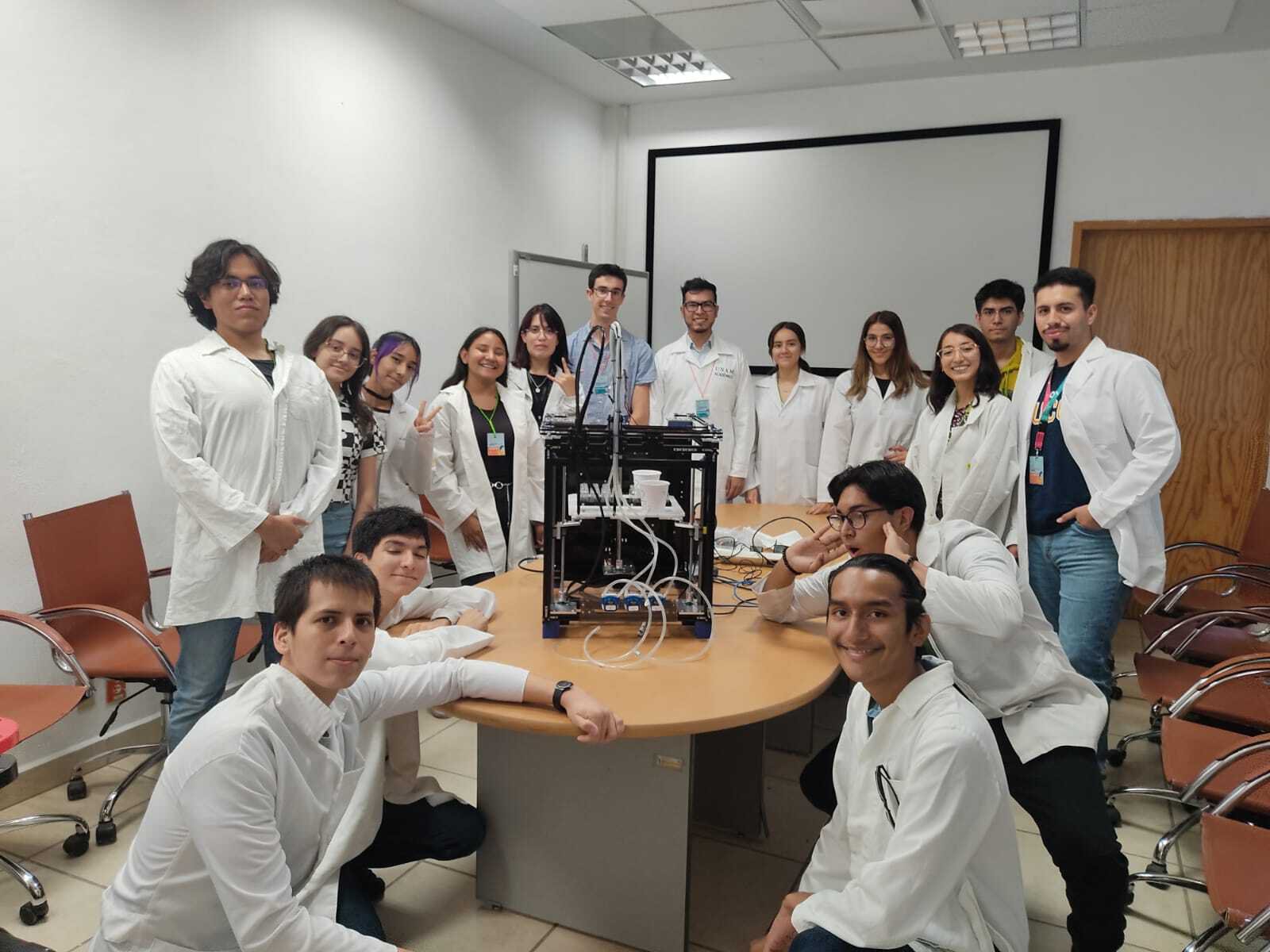 Brenden Teaches Clubes de Ciencia Course on Self-Driving Labs